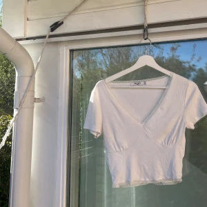 Vit topp - Vit topp med spets detaljer från nakd Strl s Pris 50kr 🩷🩷