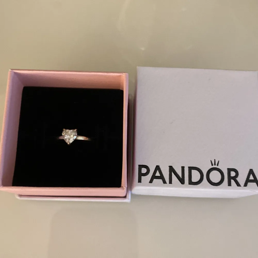 Pandora ring, den var för liten för mig🙃 Den är i storlek 925(50). Använd nån gång, priset kan diskuteras 💗. Accessoarer.