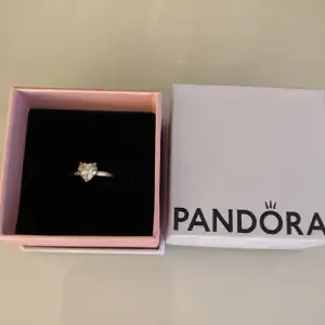Pandora ring, den var för liten för mig🙃 Den är i storlek 925(50). Använd nån gång, priset kan diskuteras 💗