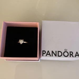 Pandora Ring - Pandora ring, den var för liten för mig🙃 Den är i storlek 925(50). Använd nån gång, priset kan diskuteras 💗
