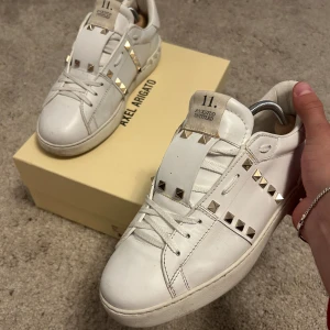 Valentino skor  - Säljer nu mina sjukt fina valentino skor, väldigt bra skick och alla nitar är kvar. Varken og eller kvitto finns! Skriv för fler frågor  Självklart äkta!