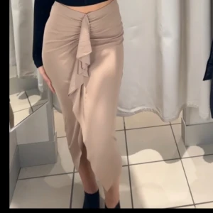 Begige kjol🤍 - Skit snygg Begige kjol från hm🤍 aldrig använt, i fint skick🤍skriv privat för frågor 