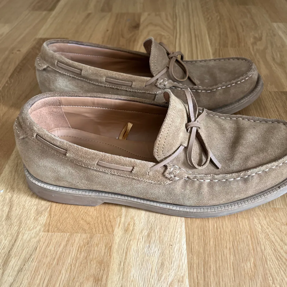 Beiga/ bruna loafers från Zara i storlek 42 för herr🤎 1 år gamla men använda ca 5 gånger . Skor.