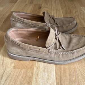 Beiga/ bruna loafers från Zara i storlek 42 för herr🤎 1 år gamla men använda ca 5 gånger 