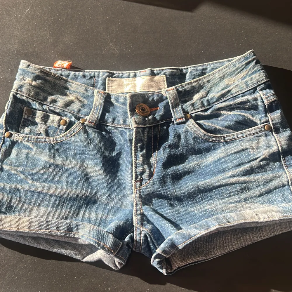 Low waist jeans shorts, säljer för att de är lite för tajta för min smak.  De är ”sol blekta” men de ska se ut så.  Midjemått 80(står strl 26 på shortsen men tror inte de stämmer) . Shorts.