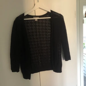 Kofta - söt kofta i mörk lila färg, den är tyvärr för liten för mig så den behöver ett nytt hem💗 inga defekter (Står M men skulle säga att den passar bättre som Skr