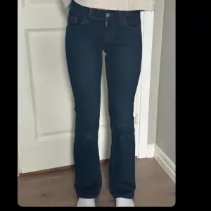 Ett par mörkblåa jeans från H&M som är i ett bra skick och använd endast 3-4 gånger.