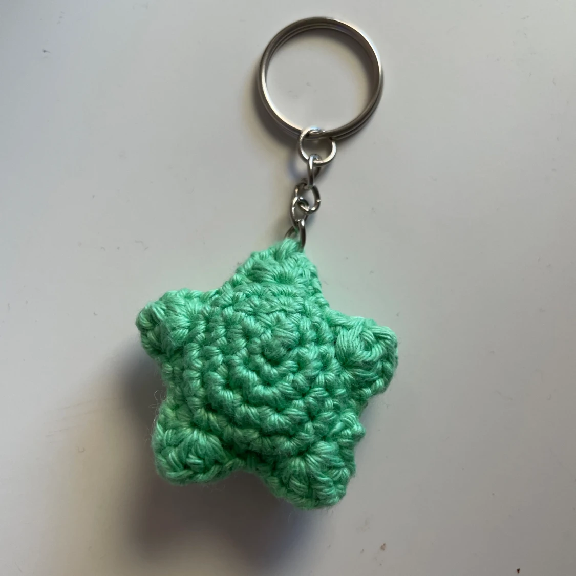 Stjärnnyckelring med swirldetail - 90