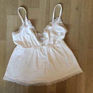 Nelly linne - Sött linne från Nelly. Strl XS. Rosett och spets detaljer. Nypris 250kr. Endast testad så nästintill nyskick. 
