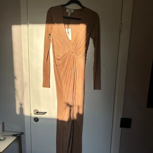 Klänning Rebecca Stella  - Beige klänning från Rebecca Stella, storlek S, oanvänd 
