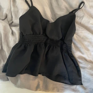 Topp - Säljer min svarta topp som ej kommer till användning