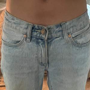 Blåa lågmidjade straight jeans från Abrand Jeans i mycket bra skick utan några defekter. Pris kan diskuteras! Kontakta mig privat angående frågor om mått eller annat💕 Likadana jeans i en mörkare färg finns också att köpa i min profil. Nypris: 1000kr