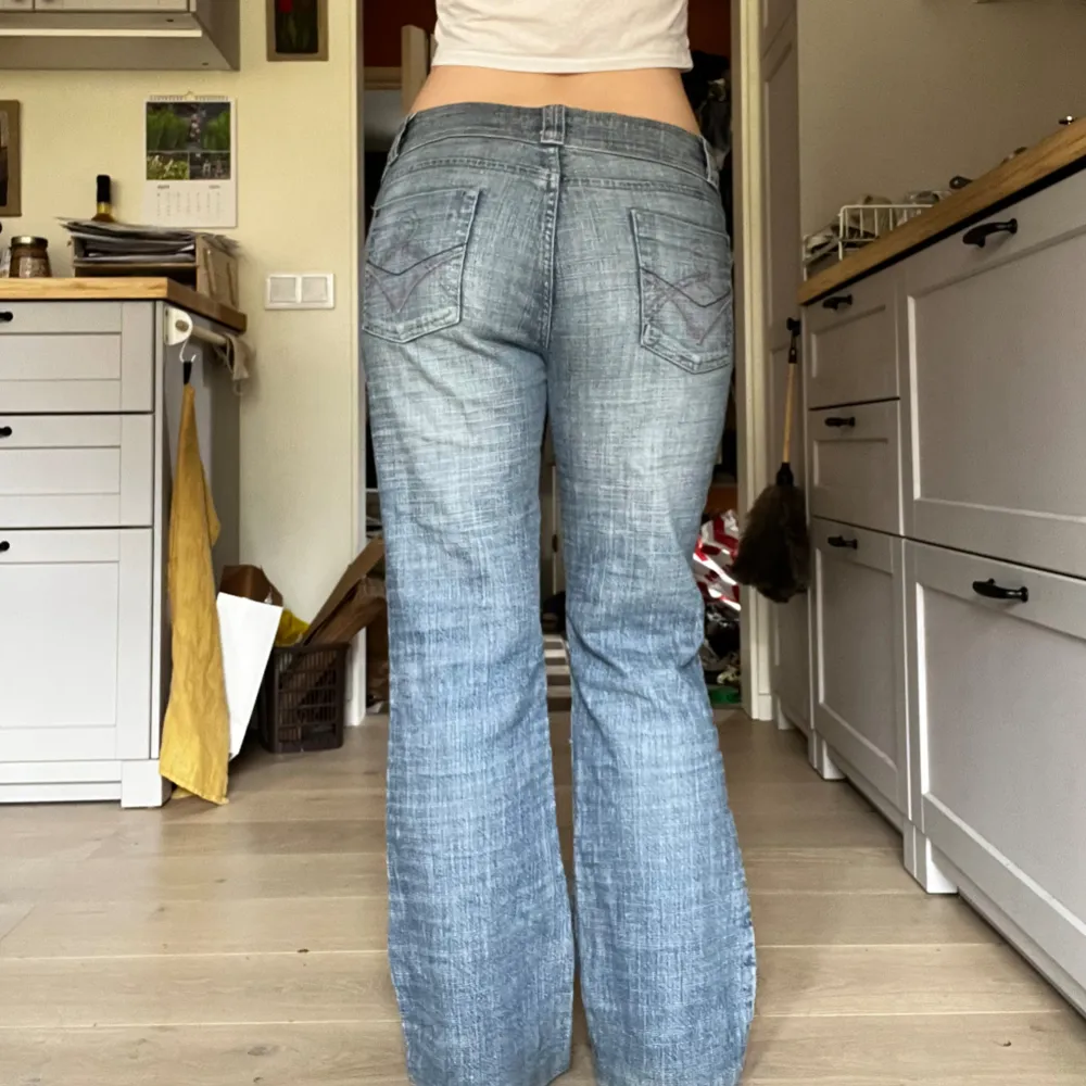 Snygga lågmidjade/midrise jeans i fin färg. Innerbenslängd: ca 72 cm men det går att sprätta upp ca 5 cm till. Midja: ca 80 cm. Min kompis som modellar byxorna är 162. Hör gärna av dig vid flera funderingar🌼. Jeans & Byxor.