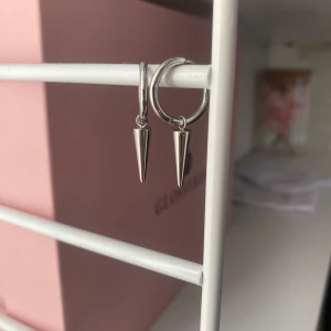 Örhängen från Edblad😻 - Det är ett par jätte fina Edblads örhängen❤️ Dom är i silver och passar alla❤️