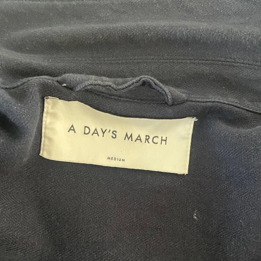 Sparsamt använd overshirt från a days march i mycket fint skick. Köpt sommaren 2023. Nypris 1200. Skjortor.