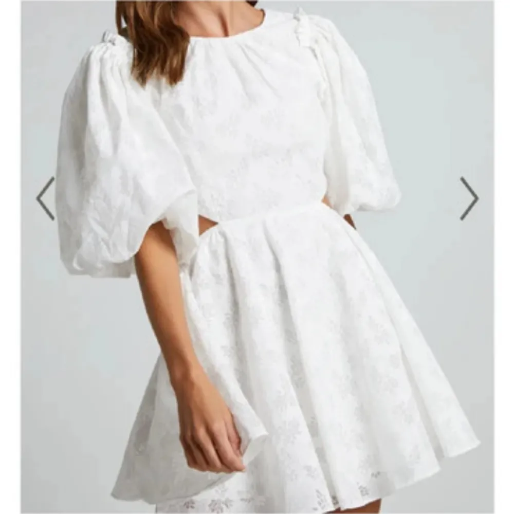 Säljer denna vita klänningen från Showpo i storlek 36❤️. Klänningar.