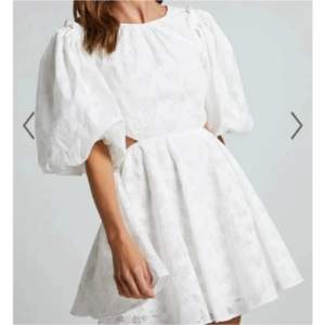 Säljer denna vita klänningen från Showpo i storlek 36❤️
