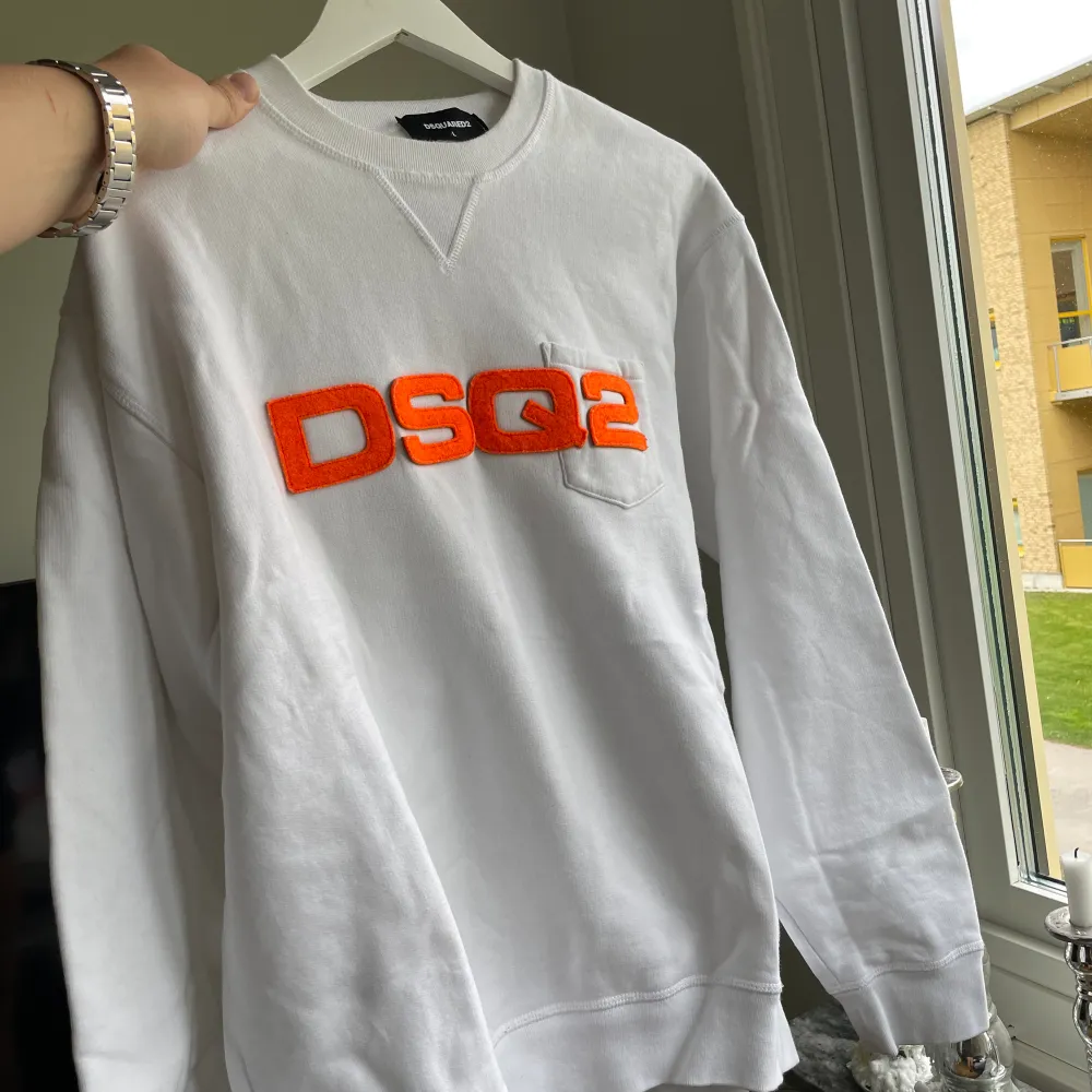 Jätte fin tröja från dsquared2. Knappt använd och i jättefint skick!  Hör av er vid intresse, mvh. . Hoodies.