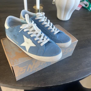 Golden goose skor - Ett par ljusblåa golden goose skor perfekta nu till våren, storlek 43. Väldigt sparsamt använda. Box tillkommer, skriv vid frågor.