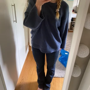 Replay jeans  - Superfina raka/flared mörkblå replay jeans i modell ioko. Superbra skick och nästan aldrig använda. Jag har sytt in ett resorband på insidan så man kan göra midjan mindre💞 kom privat för mått, fler bilder eller frågor!