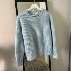 Turkos stickad tröja - Turkos/ljusblå stickad tröja