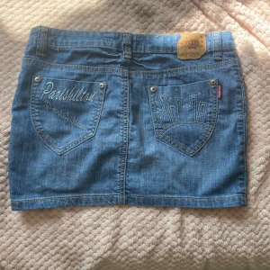 Paris Hilton jeanskjol  - Jättesnygg kort, lågmidjad jeanskjol från Paris Hilton! Ca 38 cm bredd, ca 33 cm lång. Skriv gärna i DM vid frågor 💗