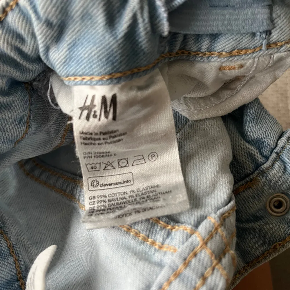  Säljer ett par jeans i barnstorlek som jag själv har vuxit ur Är ganska skrynkliga nu på bilden. Skriv privat om man vill ha fler bilder . Jeans & Byxor.