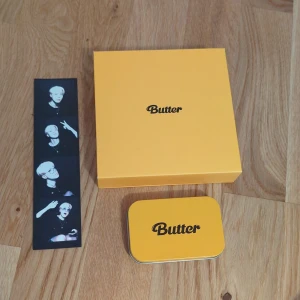 BTS album Butter (cream version) preorder benefits - Finns fläckar från kludd på backsidan av postern men det är inget som syns på framsidan. Använt ett klistermärke. Det är bara att fråga om du vill ha fler bilder😊
