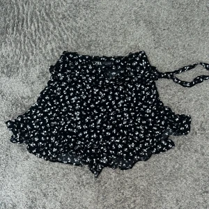 Kjol shorts från Zara - En fin kjol/ shorts i stolek 36, S från Zara