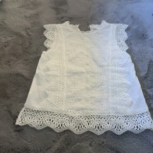 Vit blus från zara - Säljer denna fina vita blusen från zara som är använd ett få par gånger. Blusen är i bra skick och har många fina detaljer. Storlek 164. Säljer den för 350 kr men pris kan diskuteras.