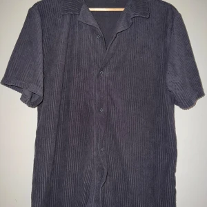 T-Shirt Skjorta - Helt ny och oanvänd.  Nypris 299