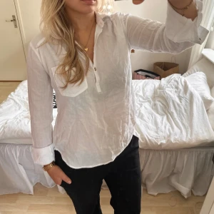 vit skjorta  - tunn vit skjorta från hollister i storlek XS. ficka på ena bröstet med hollister-loggan på. pyttelite genomskinlig men inget man tänker på. kan skicka fler bilder om du är intresserad!
