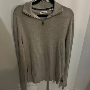 Jack&Jones half zip hoodie - Säljer min gamla half zip använd kanske 10 gånger men ett litet håll som är på sista bilden. Bara och skriva om det är några frågor, vi kan diskutera priset.