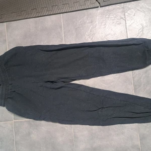 Mjukisbyxor - Svarta mjukisbyxor som är i bra skick 🌸