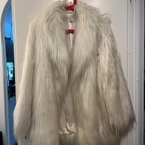 Fuskpäls jacka  - En lång fluffig jacka från HM. 