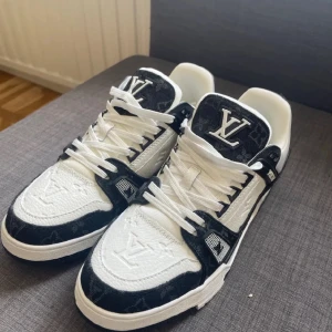 LV SKOR  - LV SKOR  (Finns i blå också) Skriv i dm för mer info och önskemål ✅📦‼️ ‼️In o följ @Swe_no.1plug på Instagram för mer kläder och skor ✅📦‼️