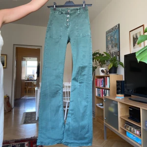 Gröna jeans - Supersnygga mörkgröna bootcut jeans från zara. Väldigt sköna och långa i benen!  Tyvärr för små för mig så säljer  de vidare. 