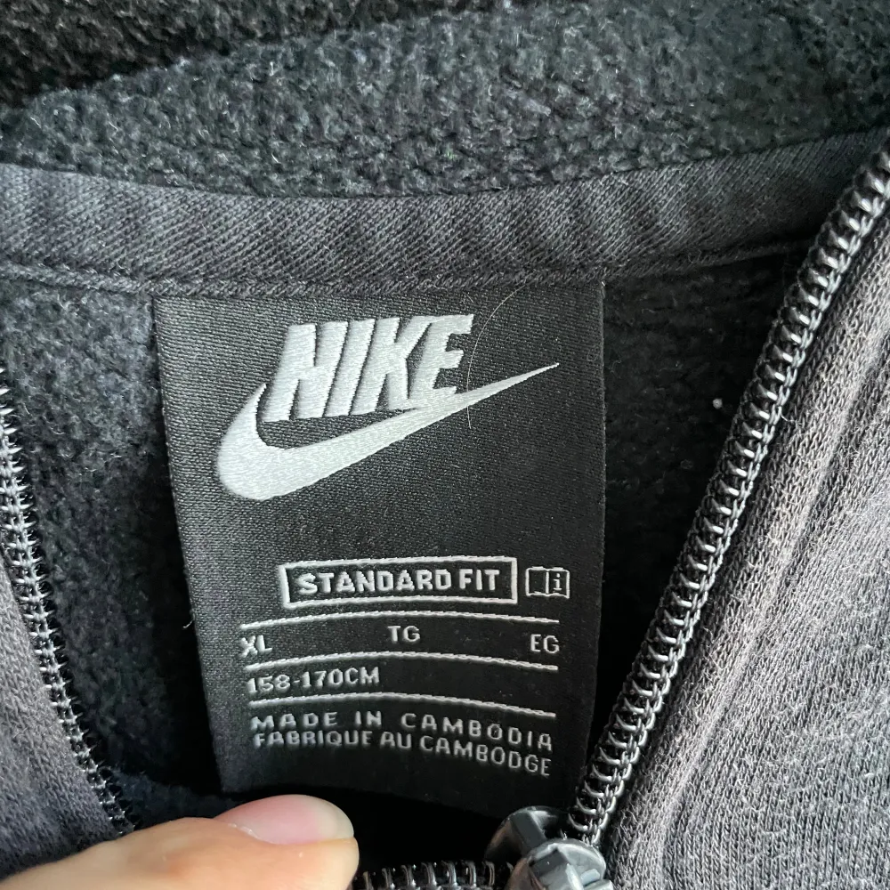 Säljer ett Nike set med tröja och byxor. Se bilder för storlekar. Skulle säga att tröjans skick är 8/10 på grund av att den är lite solblekt men annars inga fel. Byxorna är 10/10 som nya. Passar som en s. Pris 400 kr . Tröjor & Koftor.