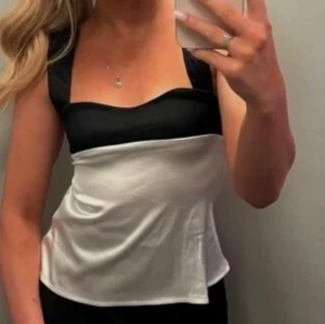 topp - snygg topp storlek xs, aldrig använt bara testad. Bilderna är lånade men de är lika topp. Skriv för fler bilder⭐️