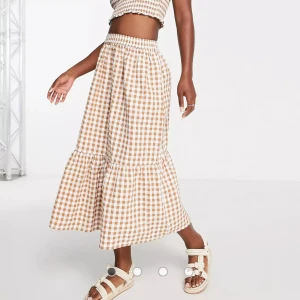 Kjol - Storlek 40 men känns som S/M. Nypris 339kr från Asos. Använd 1-2gånger så säljer då jag har andra kjolar jag använder mer :)