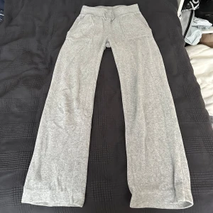 Juicy - Säljer gråa juicy strl xxs❤️, längden är förkortad. Använd ca 3 ggr