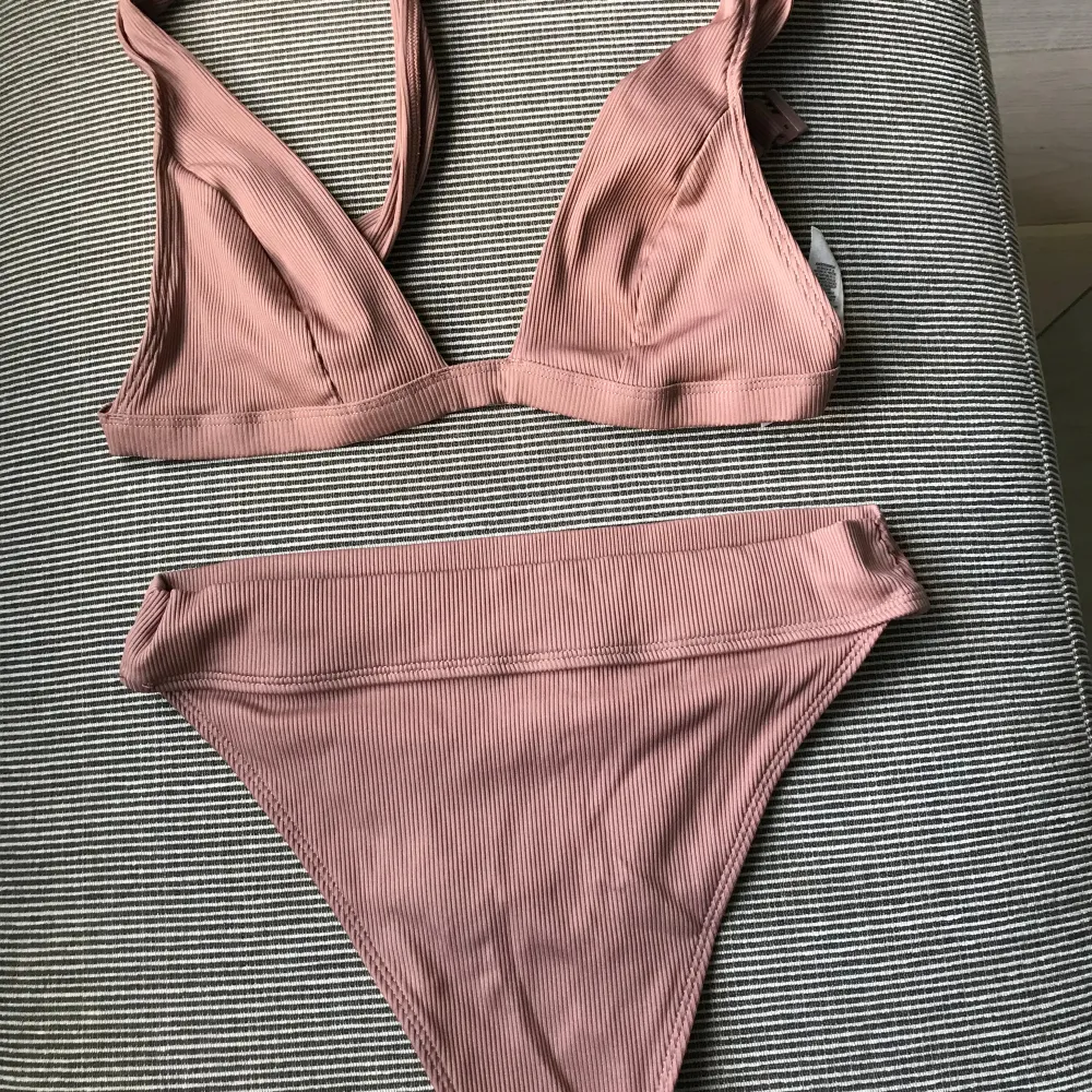 2 st bikinis från Bershka och Primark.  Storlek varierar på delarna mellan M och L men passar bäst en storlek S/M (allt är litet i storlek)  Använd 1-2ggr Säljs endast tillsammans. Övrigt.