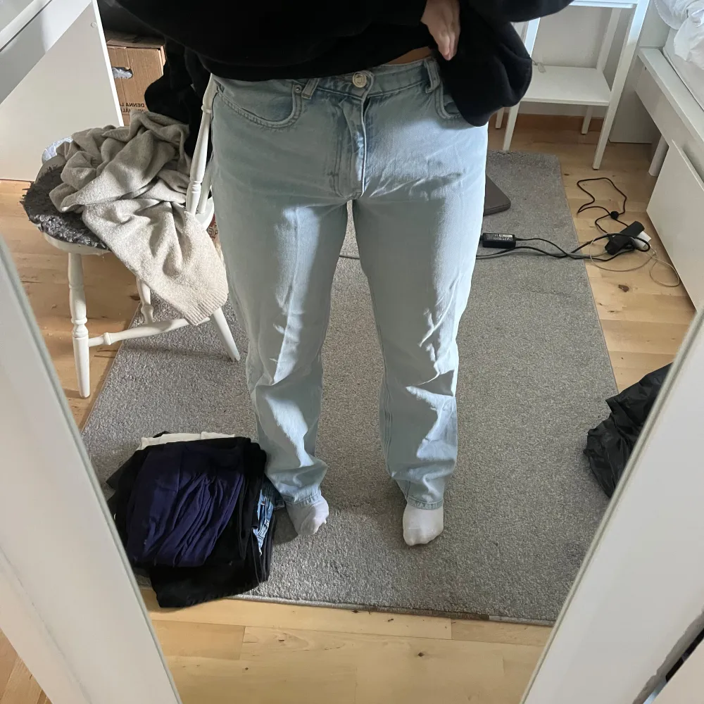 Högmidjade jeans från gina tricot! Storlek 40! Använd fåtal gånger!! Skönt material!  . Jeans & Byxor.