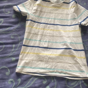 T-shirt  - Normal t-shirt for going out with friends or family 