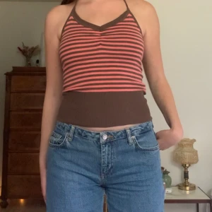 Randig haltertopp - Halterlinne i rosa/brunt randigt mönster och stor mudd nertill, vintage H&M! Banden är ganska slitna men funkar 🖤