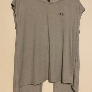 T-shirt/topp yoga träning Kari Traa - Fint skick. Storlek XS. Kolla gärna in mina andra annonser för samfrakt. Jag är väldigt mån om mina köpare. Skulle du vara missnöjd med ditt köp så ta gärna kontakt med mig innan dåligt omdöme, så har jag en chans att rätta till det.