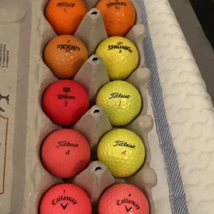 Färgade bollar mix pack - Massa olika färgade bollar märkena är Callaway, Titleist, Wilson, top elite. 9/10 i skick.