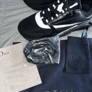 Dior B22 - Storlek 44, Bra skick. Säljes på grund av att den äe för små men annars inga problem 