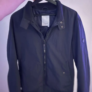 J.Lindberg jacka - Säljer min J Lindberg jacka som är perfekt nu till hösten, jackan är I storlek L men passar mig perfekt som är 184. Skriv vid frågor eller intresse 