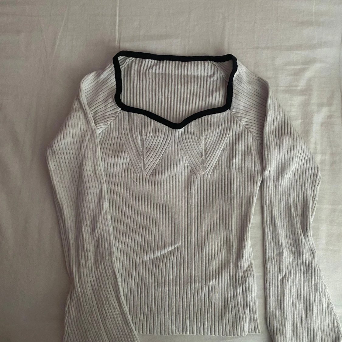 Vit ribbad tröja med svart kant - 90